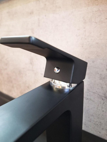 Смеситель для раковины AltroBagno Lamberto 0124 MB цвет Черный матовый