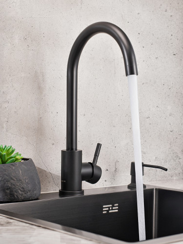 Смеситель для кухни Ростовская Мануфактура Сантехники SUS124BL-017F Черный матовый