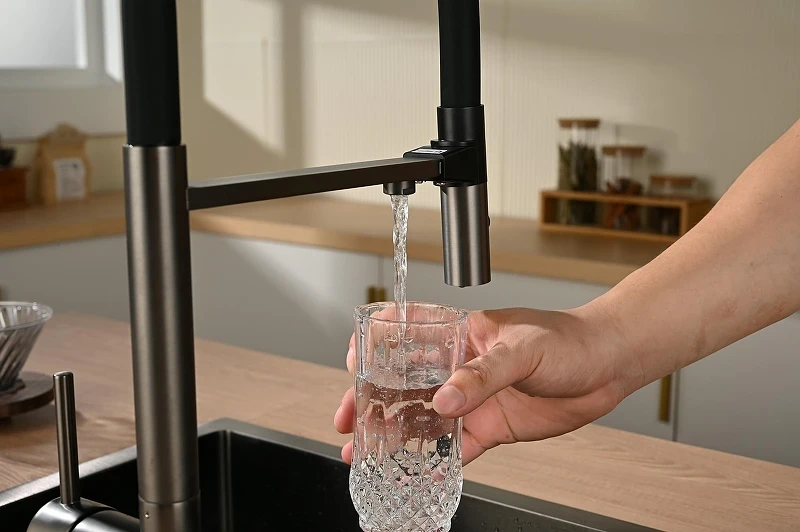 Смеситель для кухни Vincea VKF-120GM цвет Вороненая сталь