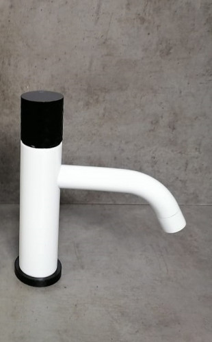 Смеситель для раковины Boheme Stick 121-WB Белый матовый Черный латунь