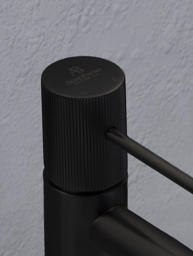 Смеситель для раковины AltroBagno Bilancia 010228 MB цвет Черный матовый