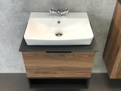 Тумба с раковиной Comforty Штутгарт 60 00004151039 подвесная Дуб темно-коричневый Черная столешница МДФ / ЛДСП