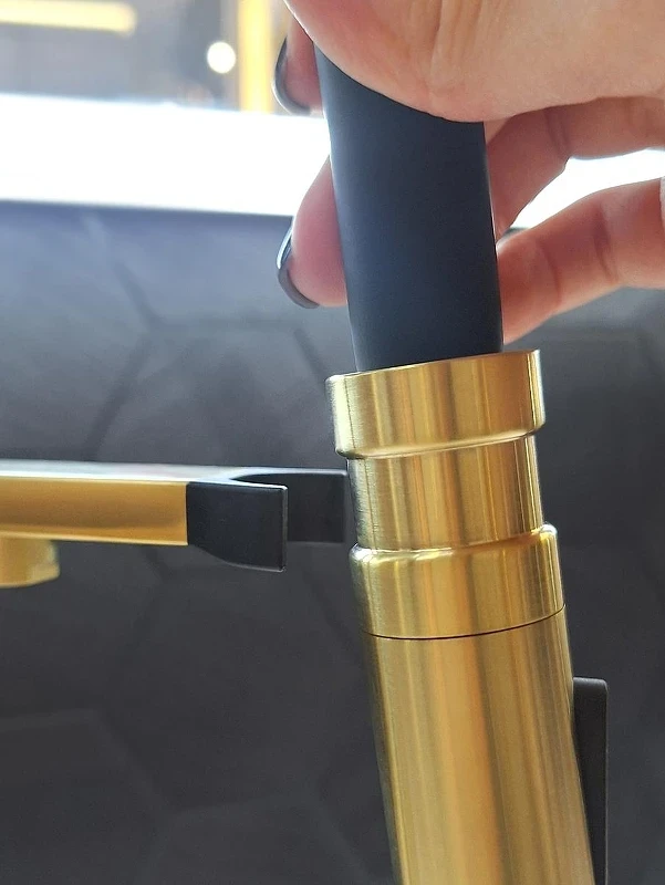 Смеситель для кухни AltroBagno Flusso 050202 BG цвет Золото матовое